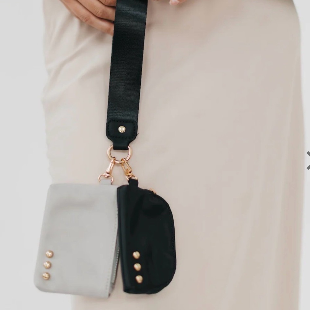 Pretty Simple DOLLY DUAL POUCH WRISTLET White navy EUC